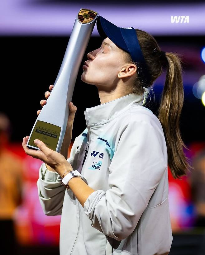 슈투트가르트 WTA 500에서 시즌 두번째 우승을 차지한 엘레나 리바키나. WTA 투어