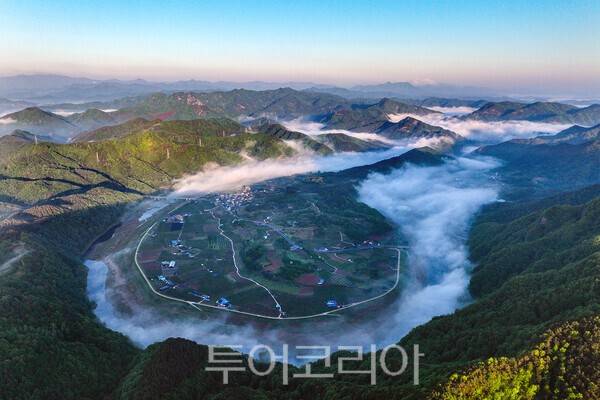 육지의 섬으로 불리는 무주 내도리 전경 / 사진_투어코리아 유지훈 기자