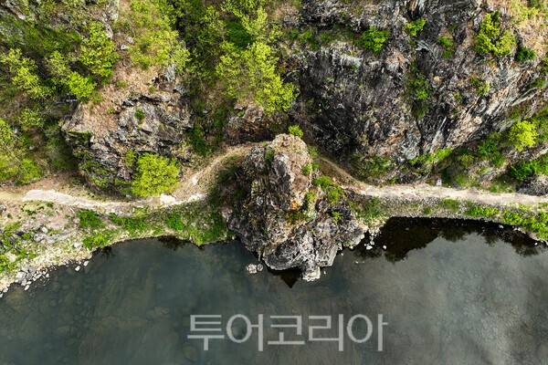 직접 바위를 쪼아 만든 '질마바위 길' 모습 / 사진_투어코리아 유지훈 기자