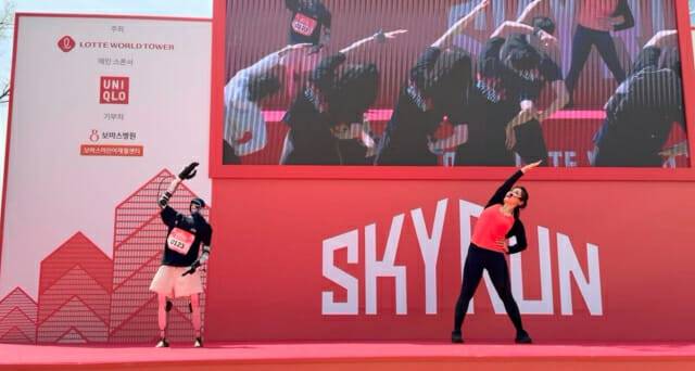 '2026 롯데월드타워 스카이런'에 투입된 휴머노이드 로봇 '로이'이 스트레칭 시범을 보이고 있다. (사진=롯데이노베이트)