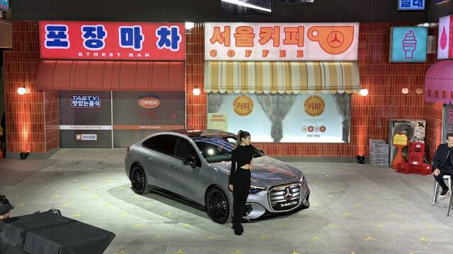 디 올-뉴 일렉트릭 C-클래스와 아이돌 출신 전소미가 모델로 서있다. (사진=지디넷코리아)