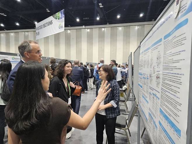 19일(현지시간) 미국 샌디에고 미국암연구학회(AACR 2026)에서 엘레바 테라퓨틱스 관계자가 FGFR2 표적 항암제 ‘리라푸그라티닙’의 Kinome 분석 포스터를 소개하고 있다. HLB