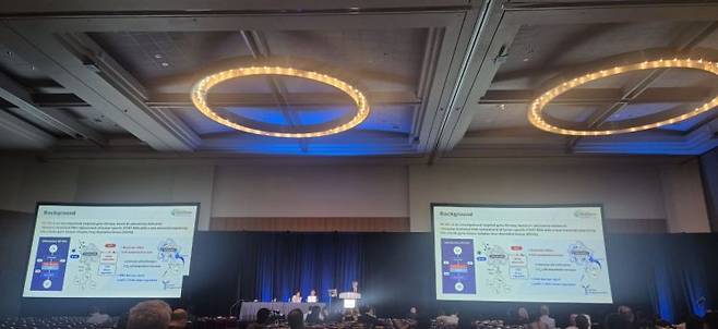 19일(현지시간) 미국 샌디에이고에서 개최된 '미국암연구학회(AACR) 2026'에서 알지노믹스 관계자가 RZ-001 임상 결과를 발표하고 있다. 알지노믹스