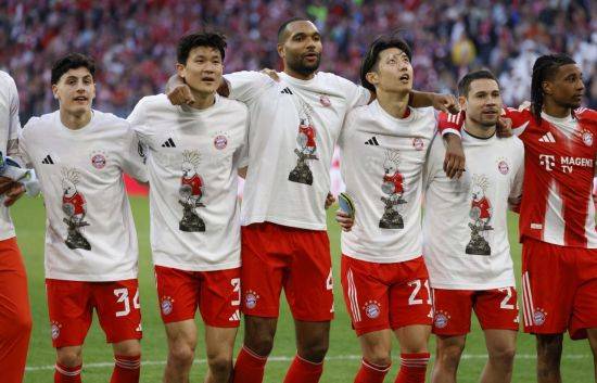 김민재(왼쪽 두 번째)를 비롯한 바이에른 뮌헨 선수들이 독일 뮌헨의 알리안츠 아레나에서 열린 슈투트가르트와 2024-2026 독일 분데스리가 30라운드 홈 경기에서 4-2 승리해 조기 우승을 확정한 뒤 기뻐하고 있다. 뮌헨=로이터연합뉴스