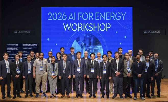 '2026 AI for Energy' 워크숍 주요 참석자들이 기념촬영을 하고 있다. 한국에너지기술연구원