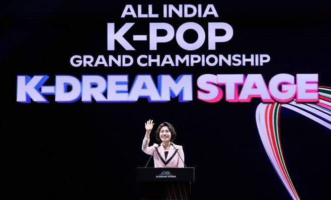 김혜경 여사가 20일(현지시간) 인도 뉴델리 야쇼부미 컨벤션센터에서 열린 K-드림 스테이지에서 축사 중 손을 들어 인사하고 있다. 연합뉴스