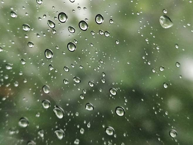 천둥·번개 동반 ‘가끔 비’…오후부터 ‘찬공기’[오늘날씨]=월요일인 오늘(20일) 날씨는 전국이 새벽부터 흐려지겠으나, 밤부터 수도권과 강원도는 차차 맑아지겠다. 아침 최저기온은 10~15도, 낮 최고기온은 16~25도가 되겠다. 오전부터 수도권과 강원 내륙.산지, 충남, 제주도, 오후부터 그 밖의 충청권과 전라권, 경북 북부 내륙, 경남 서부 내륙에 비가 내리다가 저녁에 대부분 그치겠다. 비가 내리면서 일부 지역의 건조특보는 해제될 가능성이 있다. ⓒbnt뉴스: 오늘날씨, 내일날씨, 주간날씨 예보&nbsp;