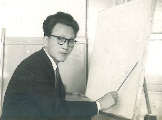인천 동산중학교 교사 재직 시절의 김상유 작가. 그는 대학 졸업 후 중학교 교사로 재직하면서 영어와 미술과목을 가르치다가, 30대 중반 나이에 돌연 사표를 내고 화가의 길로 들어섰다. /서울미술관