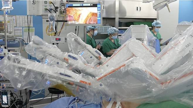 제주한라병원은 휴고 로봇수술 시스템을 도입해 대장암과 전립선암 수술을 시작했다./제주한라병원