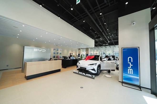 BYD 오토 강동 전시장 실내 /BYD 코리아 제공
