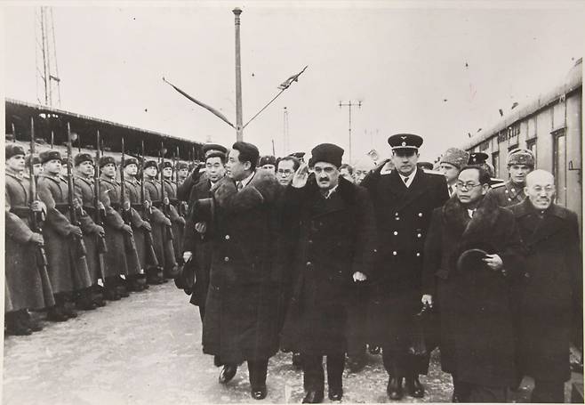 1949년 3월 소련을 공식 방문한 김일성(앞줄 맨 왼쪽)과 박헌영(오른쪽에서 두 번째)을 환영하는 의장대 사열식. 이 방문 때 스탈린은 김일성의 남침 계획을 거부했지만, 1년 뒤인 1950년 4월 비밀회담에서 ‘중국의 지원’을 전제로 북한의 남침을 승인했다. /국사편찬위원회