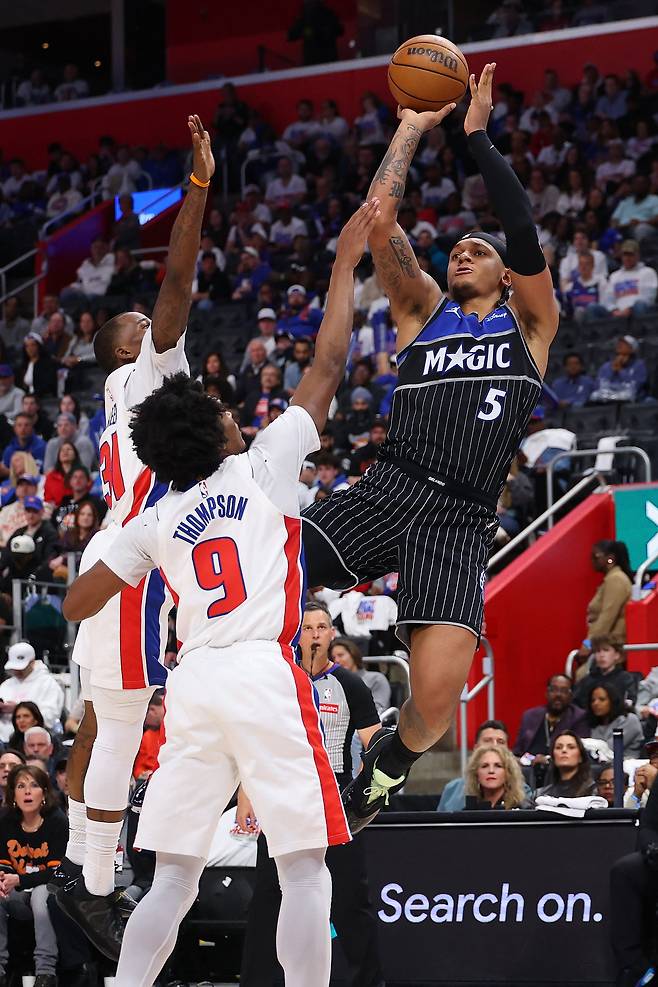 올랜도 매직의 파올로 반케로가 20일 디트로이트 피스턴스와의 NBA 플레이오프 1라운드 첫 경기에서 슛을 시도하고 있다. /AFP 연합뉴스