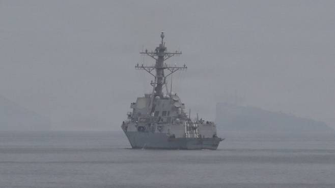 미 중부사령부(CENTCOM)는 11일 미 해군 유도미사일 구축함 2척이 작전을 수행하는 가운데 호르무즈 해협에서 기뢰 제거 작업을 위한 사전 준비 작업에 착수했다. /미 중부사령부