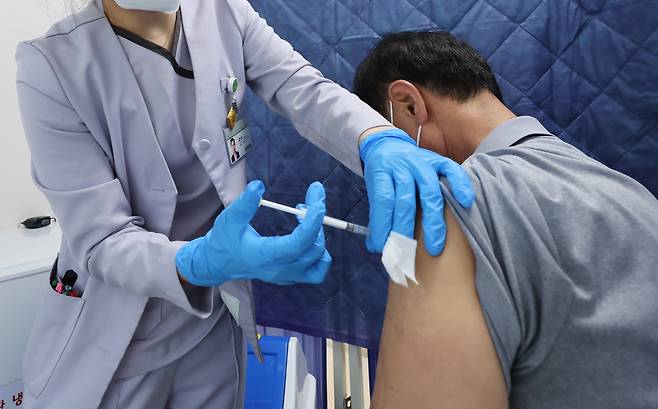 서울 한 병원에서 성인 남성이 코로나 19 바이러스 백신을 접종하고 있다./조선DB