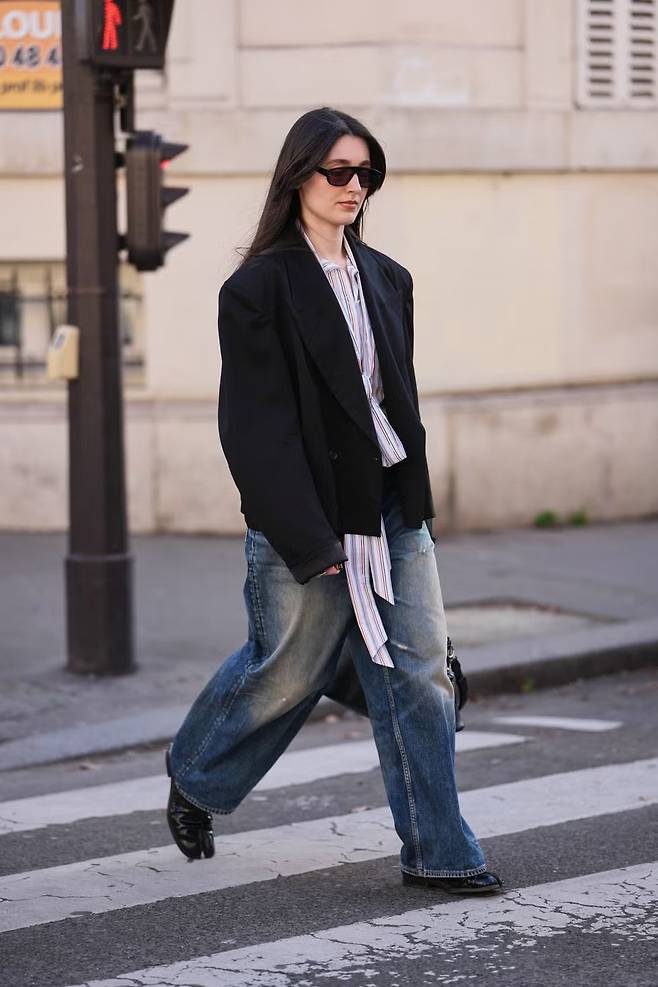 와이드 청바지에 잘 어울리는 자켓 | Edward Berthelot//Getty Images