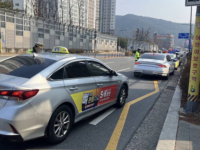 지난달 10일 대전 서구 도안동 도솔초 앞 어린이보호구역에서 경찰이 우회전 신호 위반 차량을 단속하는 모습. 대전일보DB