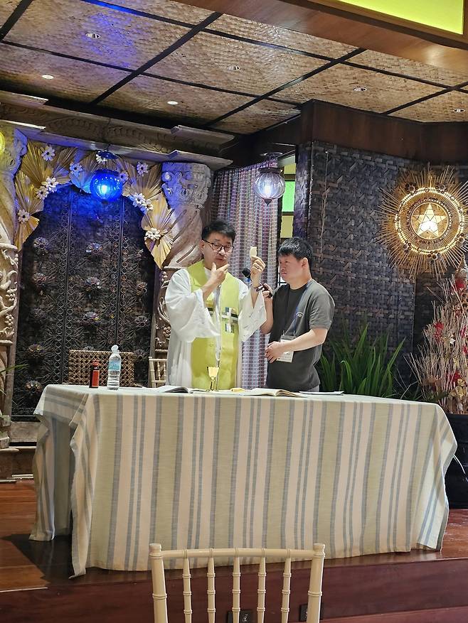 지난해 필리핀 롤롬보이 ‘성 김대건 안드레아 성당’에서 함께 간 장애인과 미사를 드리고 있는 김재섭 신부. 마닐라 인근 롤롬보이는 마카오에서 유학하던 김대건 신부가 민란을 피해 6개월간 머문 곳이다. 김 신부는 “청소년, 노인, 이주민 사목 등에 비해 장애인 사목은 교회 내에서 제대로 자리도 못 잡은 상황”이라고 말했다. 김재섭 신부 제공