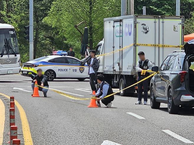 20일 민주노총 산하 화물연대 편의점지부 CU지회 집회가 진행 중인 경남 진주시 정촌면 CU 진주물류센터 앞에서 노조 조합원 3명이 화물차와 충돌해 숨지거나 다치는 사고가 발생해 경찰이 사고 차량과 사고 현장에 폴리스라인을 설치하고 있다. 2026.4.20 진주=뉴스1