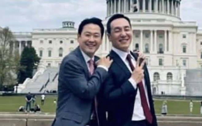 장동혁 방미 동행한 김민수 ‘V’ 미국 워싱턴을 방문 중인 국민의힘 장동혁 대표(왼쪽)와 김민수 최고위원이 미 국회의사당 앞에서 포즈를 취하고 있다. 이 사진을 14일 소셜미디어에 올린 김성수 연세대 경영전문대학원 겸임교수는 “형님들 비공개 사진 투척. 물론 올려도 된다고 허락받았다”고 밝혔다. 김 교수는 김 최고위원의 지인으로 알려졌다. 사진 출처 김성수 연세대 겸임교수 스레드