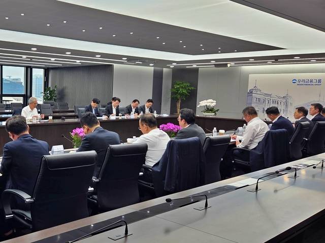 우리금융그룹은 지난 17일 임종룡 회장 주재로 '4월 첨단전략산업금융협의회'를 개최했다. 이날 임 회장(뒷줄 왼쪽 첫번째)은 생산적·포용적 금융의 골든타임을 강조하며 지원 속도를 높일 것을 당부했다. [우리금융그룹 제공]