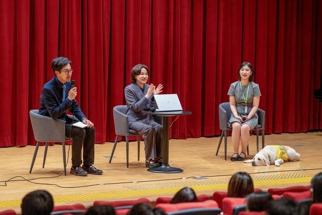 김재원(왼쪽부터) 아나운서, 서미화 더불어민주당 국회의원, 허우령 아나운서가 지난 17일 서울 종로구 국립서울맹학교에서 열린 멘토링 토크 콘서트 '내 목소리가 길이 될 수 있어'에서 패널 토크를 진행하고 있다. 넷플릭스 제공