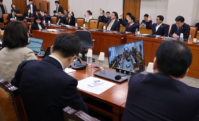 20일 국회에서 열린 ‘윤석열 정권 정치검찰 조작기소 의혹 사건 진상규명’ 국정조사특별위원회에서 야당 위원들이 증인·참고인 추가 출석 요구의 건에 대해 반대 거수투표를 하고 있다. [연합뉴스]