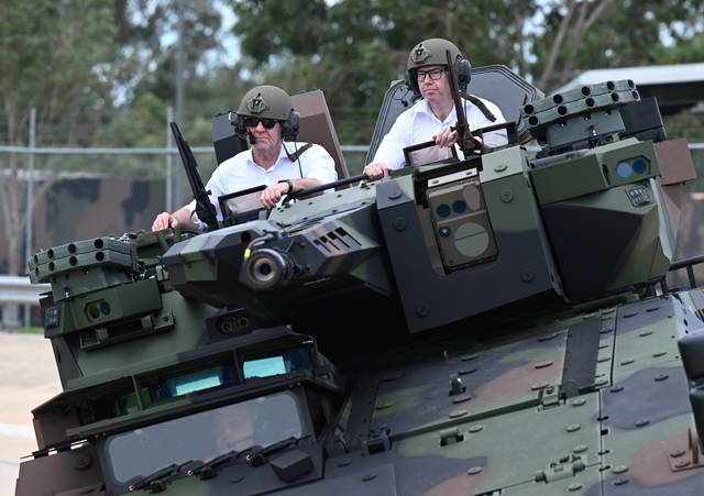 라인메탈 전투차량 탑승한 독일 국방장관. EPA=연합뉴스