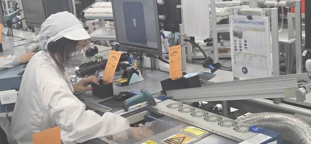 조립 공정 제조시설에서 작업자가 페리스플레이트를 레이저로 컷팅하고 있다. 중국(쑤저우)=강민성기자