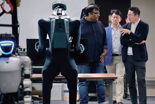 구광모 LG그룹 회장이 4월 2일 미국 실리콘밸리에서 아비나브 굽타 스킬드AI 공동 창업자와 휴머노이드 시연을 살펴보고 있다. /사진 ㈜LG