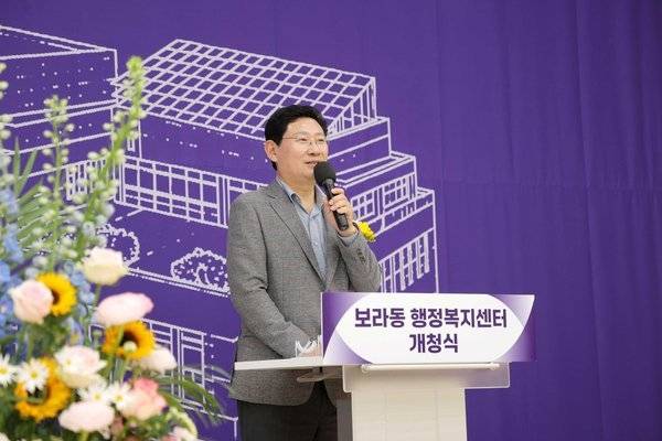이상일 용인시장이 3월31일 보라동행정복지센터 신청사 개청식에 참석해 인사말을 하고 있다.