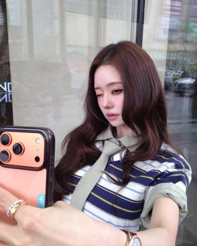 프리지아가 아이폰17프로로 보이는 기종을 들고 셀카를 찍고 있다. 프리지아 SNS 캡처