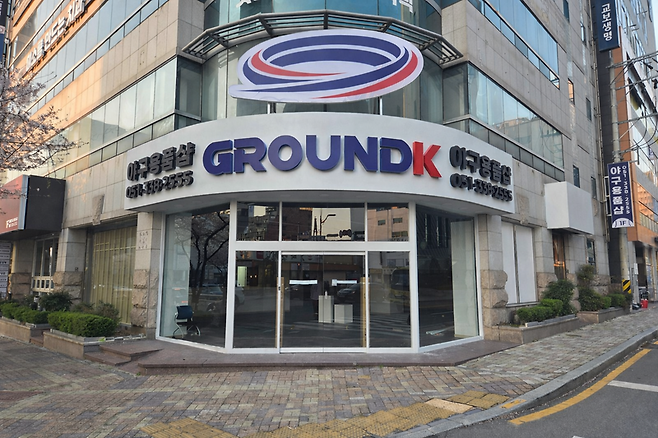 오는 24일 부산 북구 덕천동로터리 부근에서 문을 여는 국내 최대 규모 체험형 야구 전문 통합 스포츠 매장 '그라운드 케이(GROUND K)'. (주)청량 제공