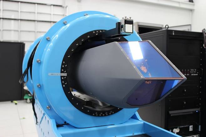 한화시스템이 개발한 한국형 전투기(KF-21) 전자광학 표적획득추적장비(EO TGP)가 지난 2024년 첫 비행 시제 출고를 앞두고 관측 및 레이저 성능 시험을 하고 있다. 한화시스템 제공