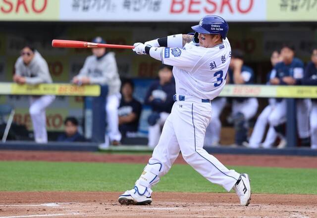 삼성 라이온즈 최형우가 11일 대구 삼성라이온즈파크에서 열린 엔씨(NC) 다이노스와 경기에서 타격하고 있다. 삼성 라이온즈 제공
