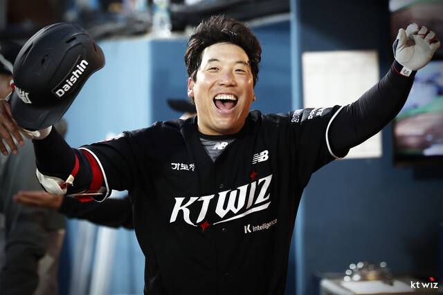 케이티(KT) 위즈 김현수가 15일 창원에서 열린 엔씨(NC) 다이노스와 경기에서 홈런을 친 뒤 더그아웃에서 기뻐하고 있다. 케이티 위즈 제공