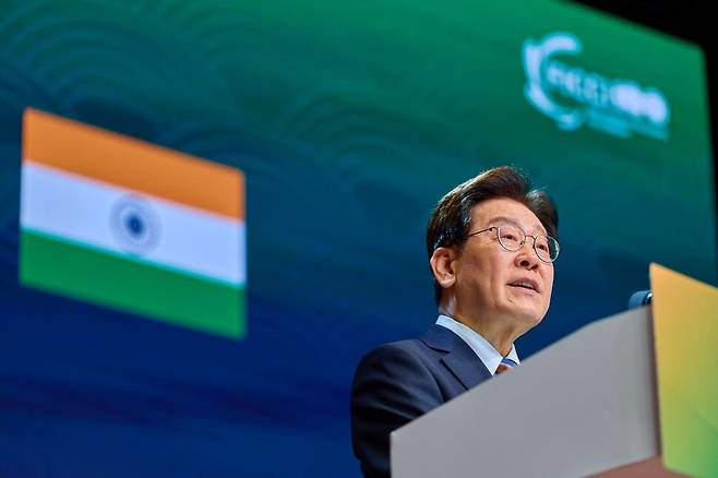 이재명 대통령이 20일(현지시간) 인도 뉴델리 바라트 만다팜 컨벤션센터에서 열린 한-인도 비즈니스포럼에서 발언하고 있다. 연합뉴스