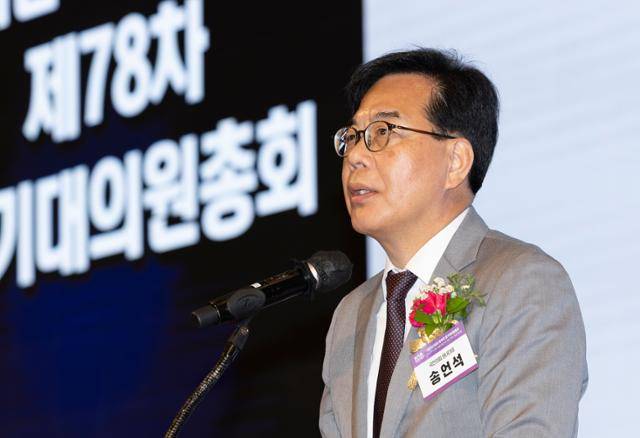 송언석 국민의힘 원내대표가 19일 서울 용산구 서울드래곤시티 그랜드볼룸에서 열린 대한의사협회 제78차 정기대의원총회에서 축사하고 있다. 뉴시스미지