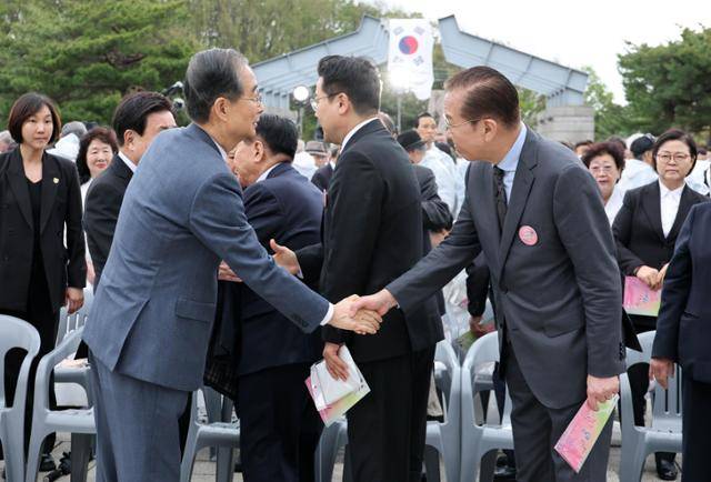 2025년 4월 19일 제65주년 4·19혁명 기념식에 참석한 한덕수(앞줄 왼쪽) 당시 대통령 권한대행 국무총리와 권영세 국민의힘 비상대책위원장이 서울 강북구 국립 4·19 민주묘지에서 인사하고 있다. 왕태석 선임기자