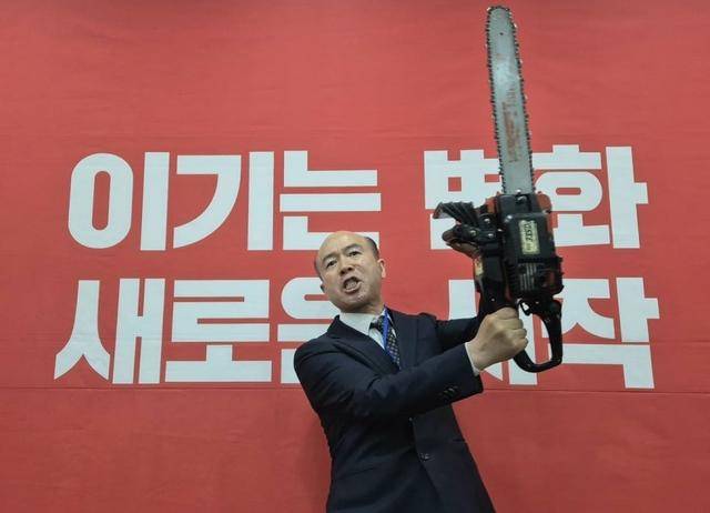 국민의힘 대구시장 경선에서 컷오프(경선배제)된 김한구 전 달성군 새마을협의회 감사가 7일 국민의힘 대구시당에서 전기톱 퍼포먼스를 펼치고 있다. 연합뉴스