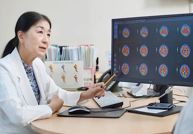 인하대병원 신경과 최성혜 교수는 치매는 예방 가능한 질환이라고 설명한다./사진=인하대병원 제공