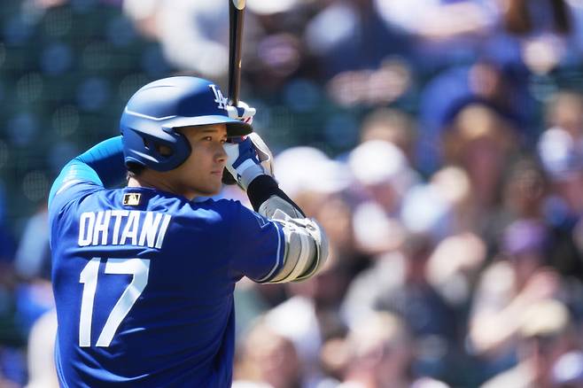 <yonhap photo-1810=""> Los Angeles Dodgers' Shohei Ohtani waits to step to the plate to face Colorado Rockies starting pitcher Michael Lorenzen in the first inning of a baseball game Sunday, April 19, 2026, in Denver. (AP Photo/David Zalubowski)/2026-04-20 05:25:57/ <저작권자 ⓒ 1980~2026 ㈜연합뉴스. 무단 전재 재배포 금지, AI 학습 및 활용 금지></yonhap>