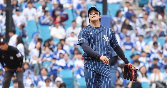 <yonhap photo-5070=""> 원태인 '아쉽네' (대구=연합뉴스) 김현태 기자 = 12일 대구 삼성라이온즈파크에서 열린 2026 신한 SOL뱅크 KBO리그 NC 다이노스와 삼성 라이온즈 경기. 1회 초 부상에서 복귀한 삼성 선발투수 원태인이 역투한 뒤 자신의 투구를 아쉬워하고 있다. 2026.4.12 mtkht@yna.co.kr/2026-04-12 15:17:32/ <저작권자 ⓒ 1980~2026 ㈜연합뉴스. 무단 전재 재배포 금지, AI 학습 및 활용 금지></yonhap>