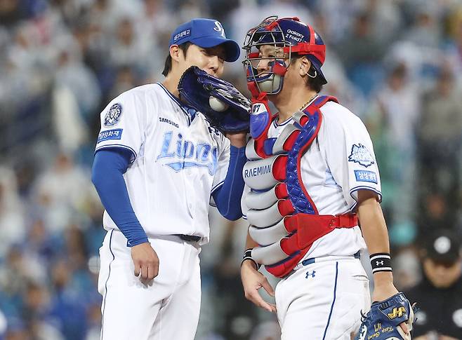 <yonhap photo-7978="">삼성 포수강민호(오른쪽)와 원태인. 사진=연합뉴스</yonhap>