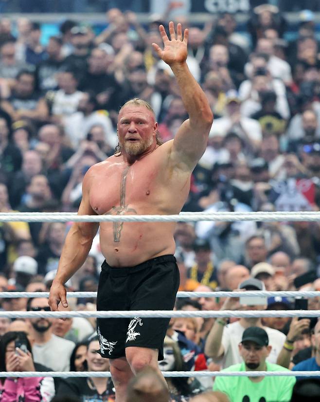 WWE 레슬매니아 42 패배 후 팬들에게 인사하는 브록 레스너. AFP=연합뉴스