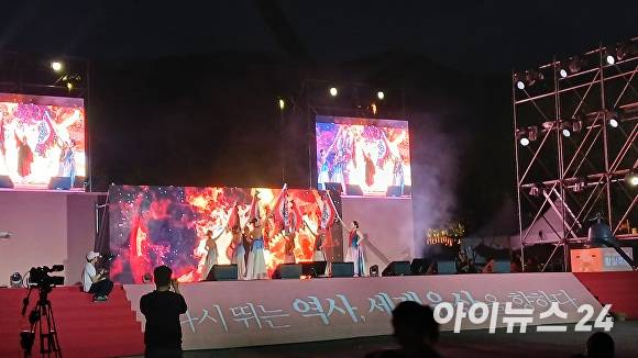 '다시 피는 꽃, 회암사지' 무대에서, 무용수들이 화려한 조명 아래 압도적인 스케일의 아름다운 한국무용 공연을 선보이고 있다. [사진=김재환기자]