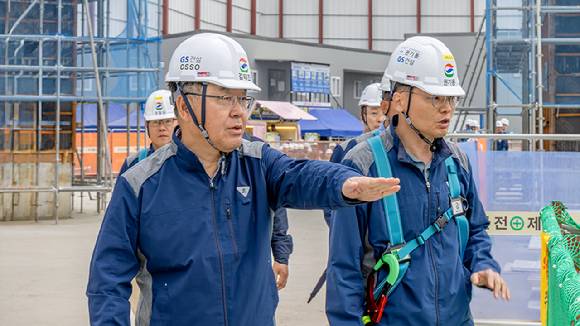 17일 GS건설 김태진 사장(사진 왼쪽)이 아파트 건설현장을 방문해 안전점검을 하고 있는 모습. [사진=GS건설]
