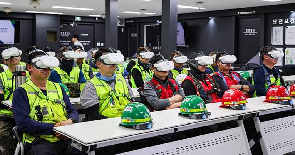 현대건설 현장 노동자들이 '찾아가는 안전문화체험관' 교육에 참여해 가상현실(VR) 장비를 활용한 체험형 콘텐츠로 안전교육을 받고 있다. [사진=현대건설]