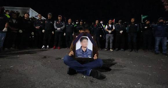 20일 오후 경남 진주시 정촌면 BGF로지스 진주센터 입구에서 화물연대 관계자가 이날 집회 중 차 사고로 숨진 A 조합원의 영정을 들고 있다. 2026.4.20 [사진=연합뉴스]