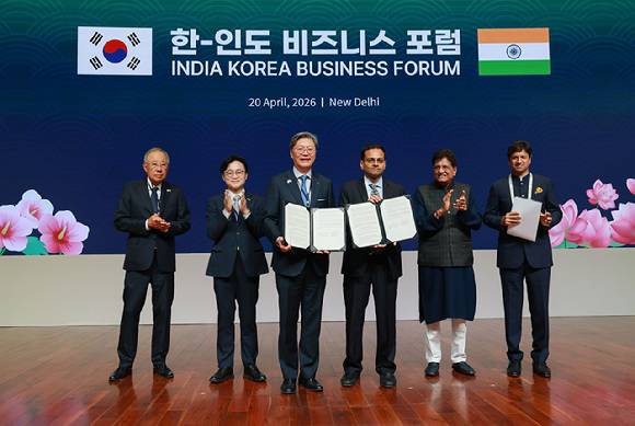 김창범 한국경제인협회 부회장과 비제이 산카르 인도상의 부회장이 20일 인도 뉴델리 바랏 만다팜에서 열린 ‘한-인도 비즈니스 포럼’에서 MOU 체결 후 기념촬영을 하고 있다. [사진=한국경제인협회]