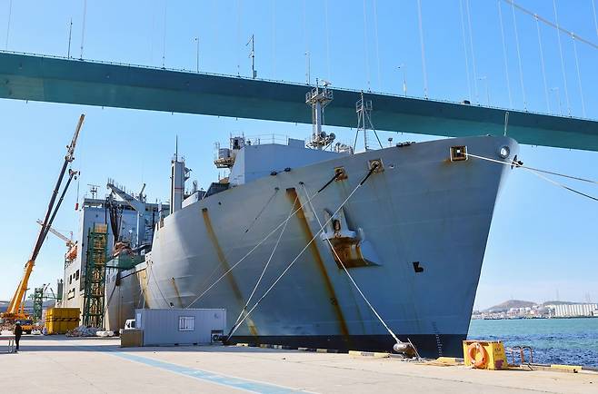 미국 해군 7함대 소속 4만1000t급 화물보급함 ‘USNS 리처드 E 버드’가 유지·보수·정비(MRO)를 위해 지난 6일 HD현대중공업 울산조선소 중형선사업부에 접안했다. 사진 HD현대중공업